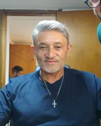 O mesmo cliente grisalho depois da aplicação, com o topo preenchido e o corte finalizado