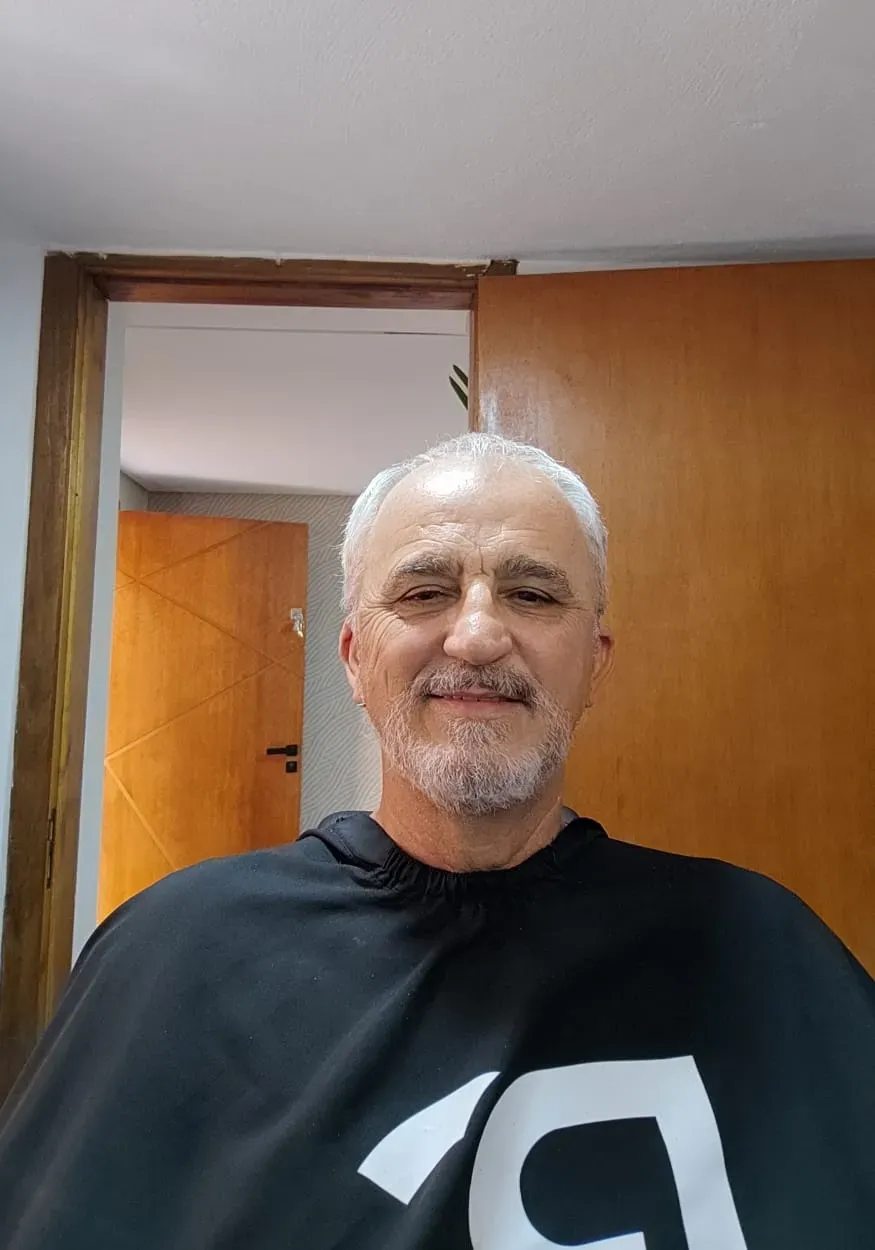 Cliente grisalho de barba antes da aplicação da prótese capilar