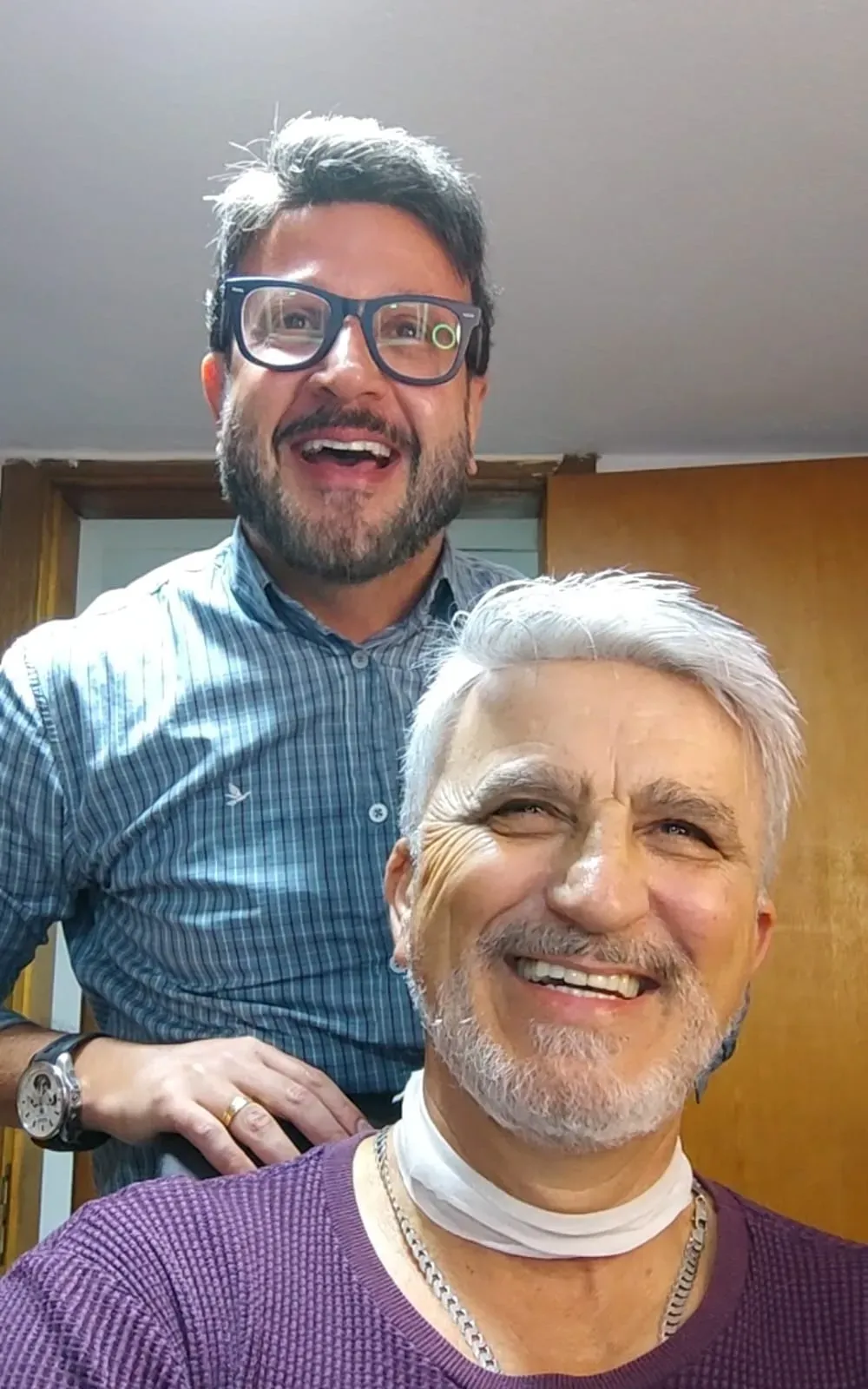 O mesmo cliente grisalho de barba depois da aplicação, com volume e corte finalizados