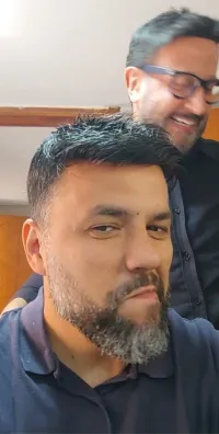O mesmo cliente castanho depois da aplicação, com o topo preenchido