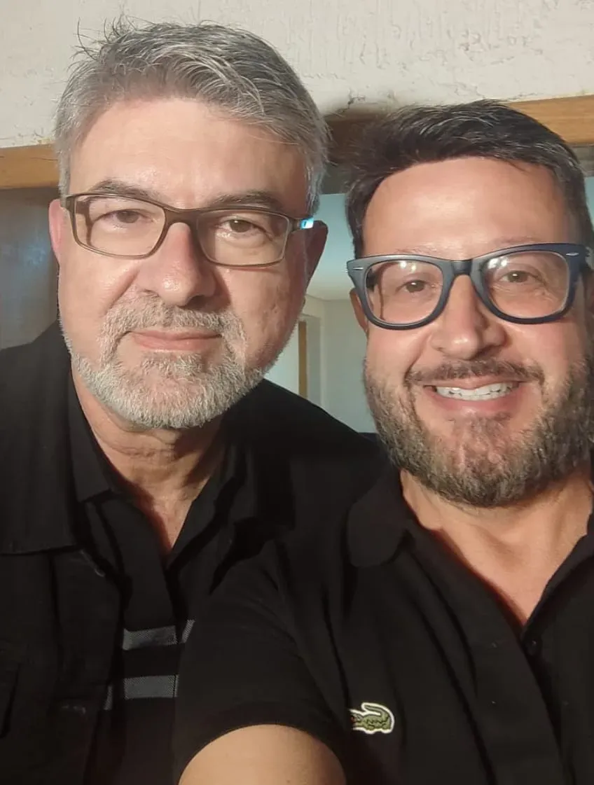 Cliente da Reina ao lado do Jhony depois do atendimento