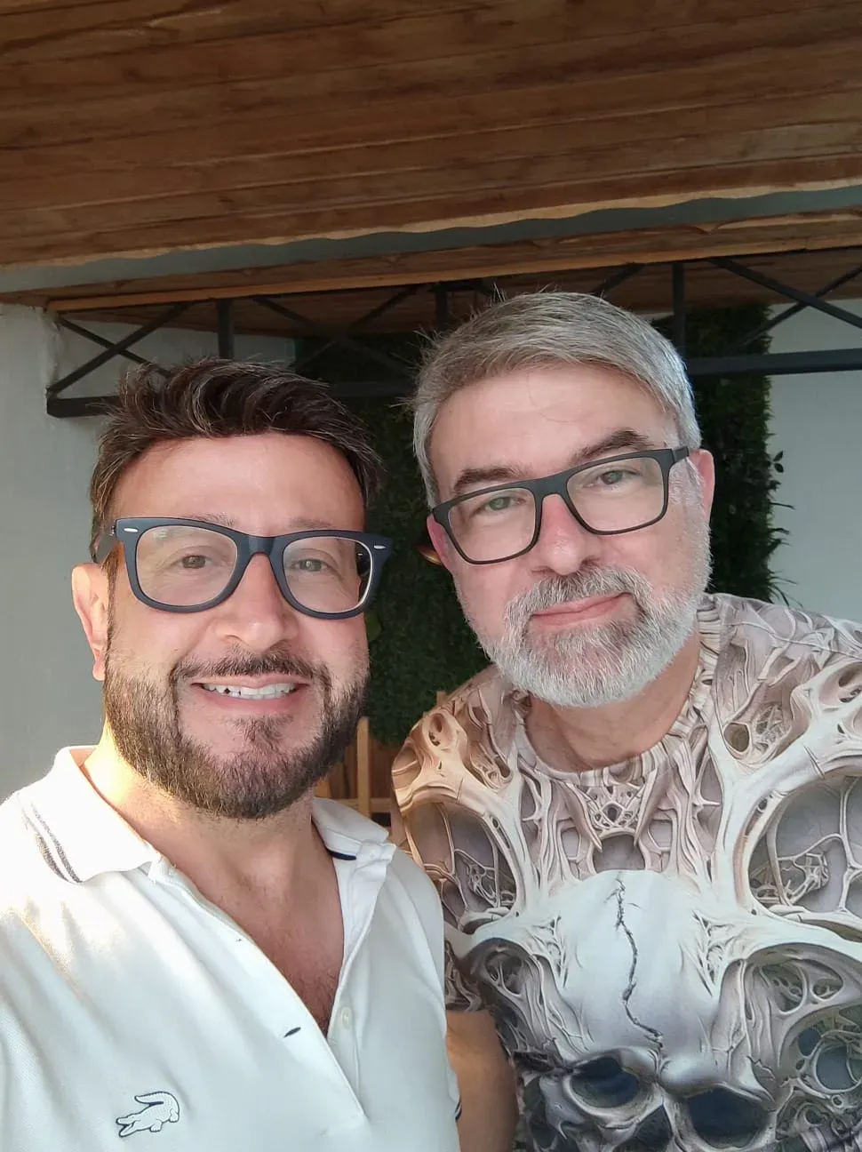 Cliente sorrindo ao lado do Jhony depois da aplicação