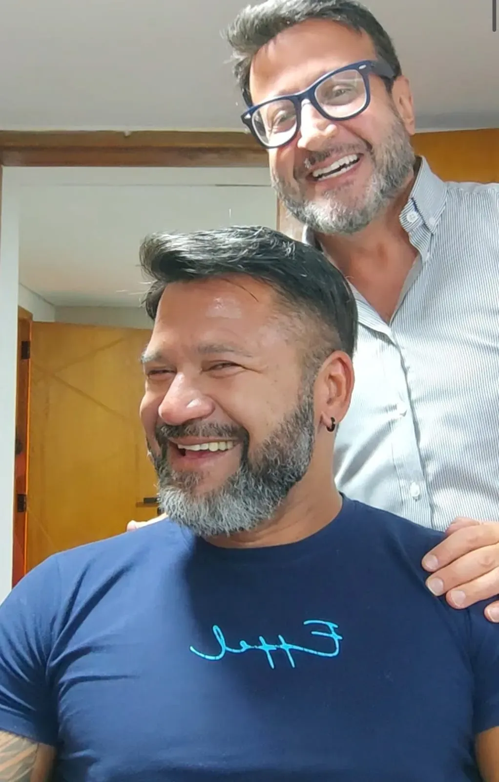 Cliente da Reina sorrindo depois da aplicação da prótese capilar